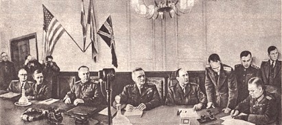 Акт о капитуляции подписывает Кейтель. (сидят слева направо) А.Я. Вышинский, Теддер, Г.К. Жуков, Спаатс, Делатр де Тассиньи.