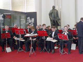 Гостей выставки встречал оркестр